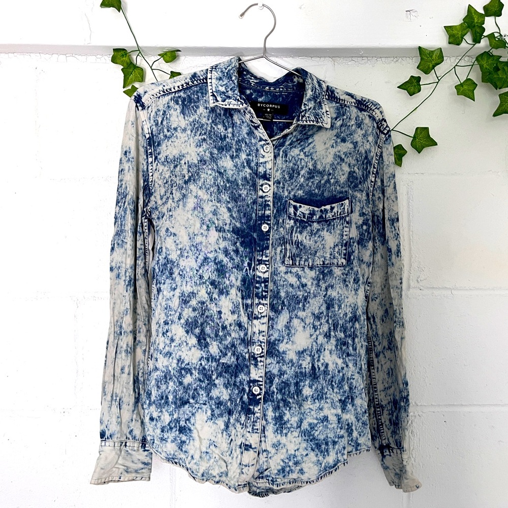 XS Long Sleeve Women’s Acid-Washed Blouse •• Urban Outfitters •• bycorpus ••